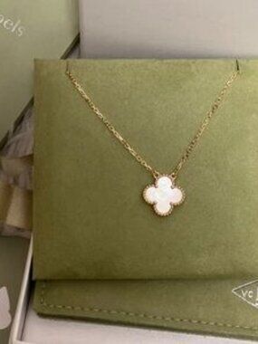 Authentic Van Cleef & Arpels 18K Yellow Gold Necklace